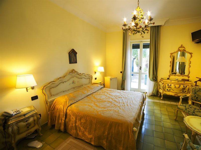 Grande Albergo Miramare Формия Екстериор снимка