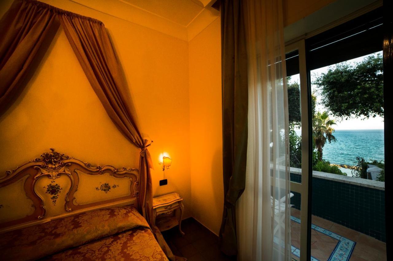 Grande Albergo Miramare Формия Екстериор снимка
